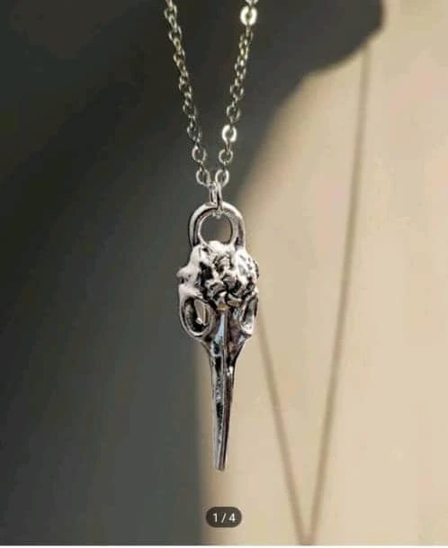 Collar de cuervo's foto | Dark Store |  BizneCubano